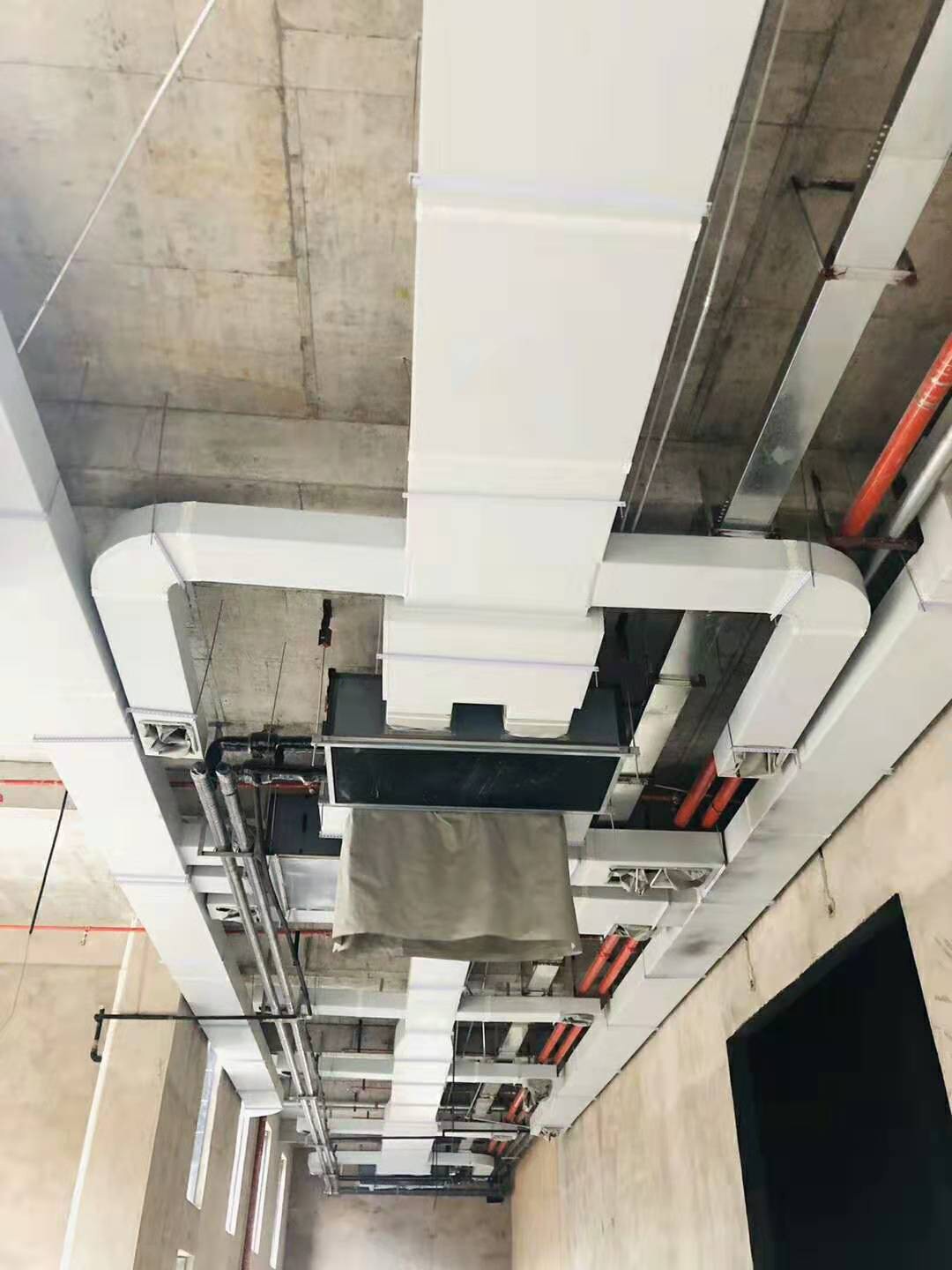 3000风量吊顶式空调机�l�安装现�? onmousewheel=